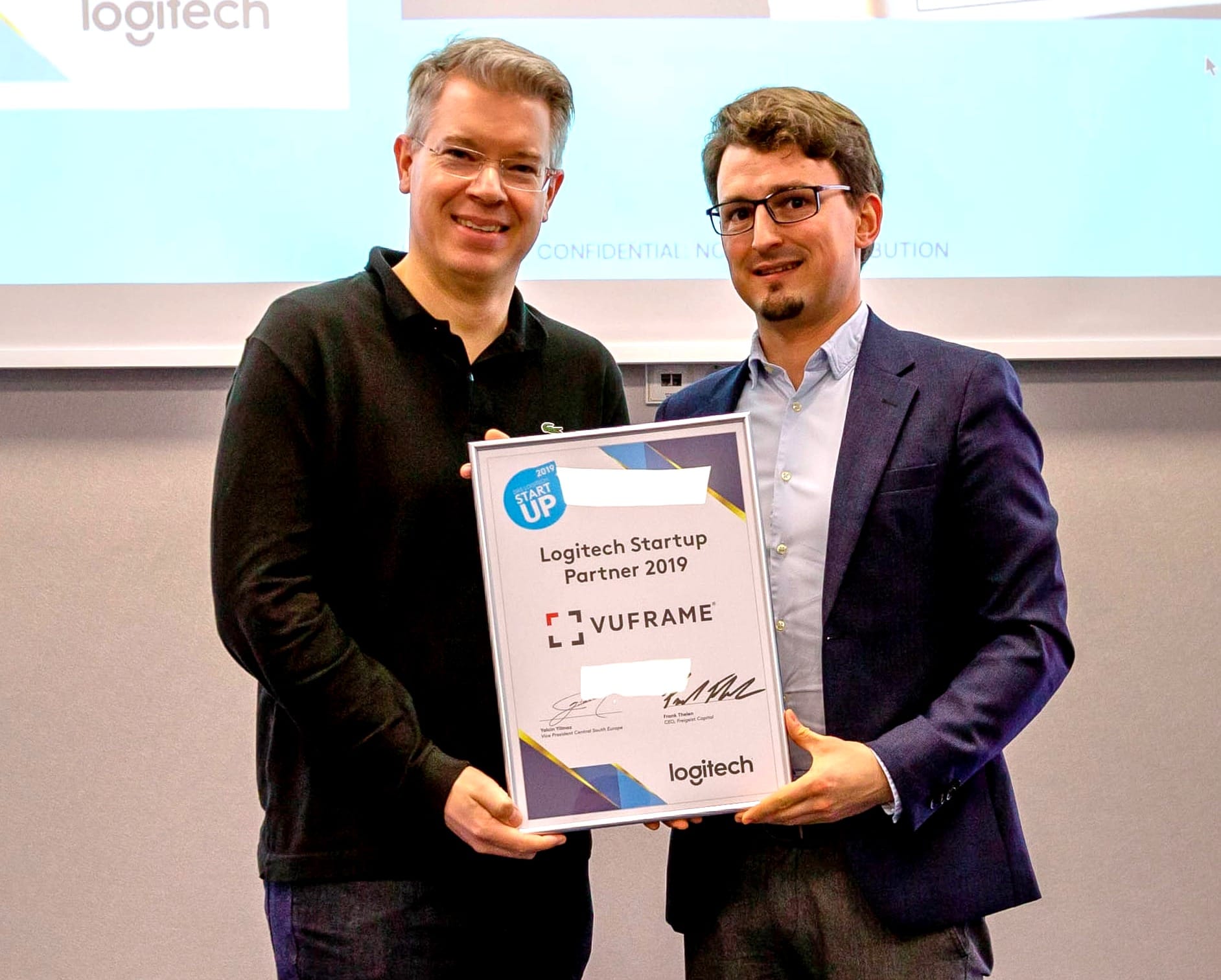 Frank Thelen überreicht  Auszeichnung an Vuframe