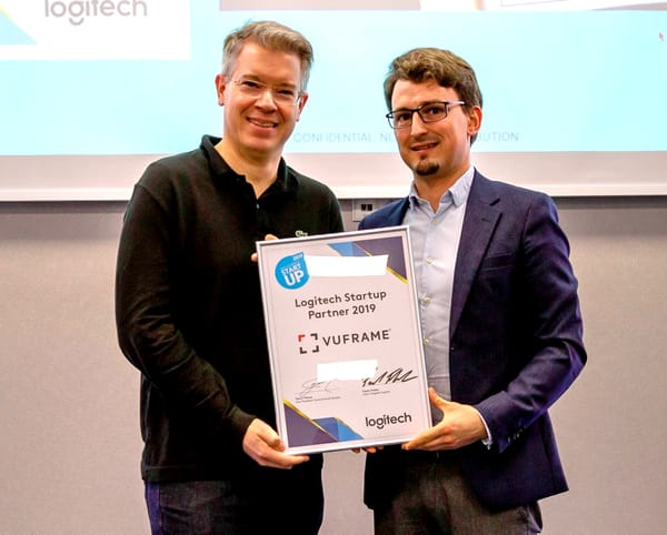 Frank Thelen überreicht  Auszeichnung an Vuframe